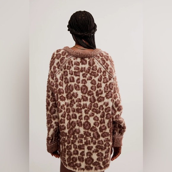 new Free People little animal v neck pullover sweater in grey antler leopard - Picture 2 of 8